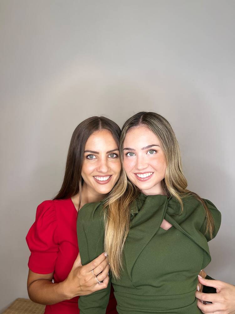 Las dos hermanas fundadoras de Bela Brow Studio en su estudio de cejas de Valencia